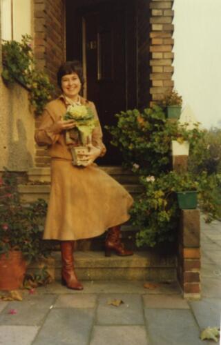 1978 Berlin Sue Boyd on her front doorstep, Platanenstrasse