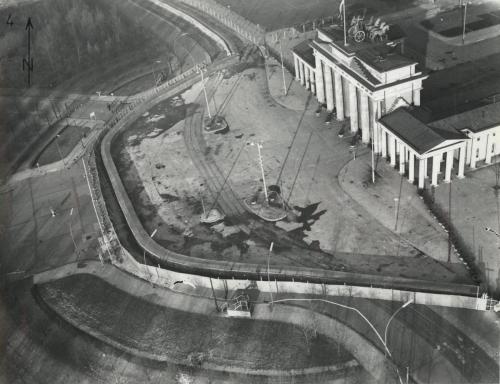 Berlin-Wall-at-Brandenburg-Gate