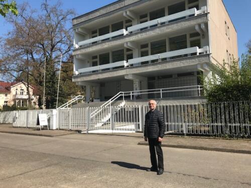Klaus Peters outside former  Australian Ambassador's former Residence in Niedershchonhausen 2019 1