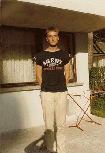 Jack with the “appropriate”  AGENT shirt was taken in Hungary and this was given to the escape helpers to ID him.